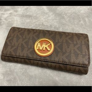 Michael Kors Fulton Gusset Carryall Wallet